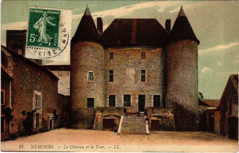 Carte postale ancienne Nemours Le Chateau et la Tour France à Nemours