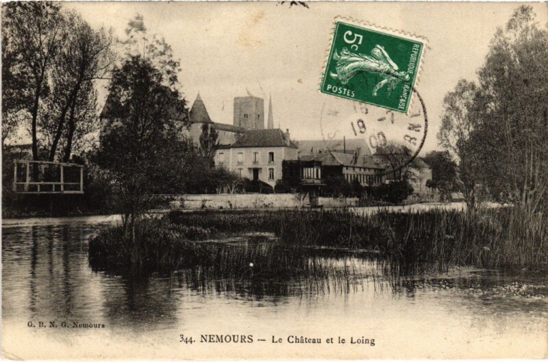Carte postale ancienne Nemours Le Chateau et le Loing France à Nemours