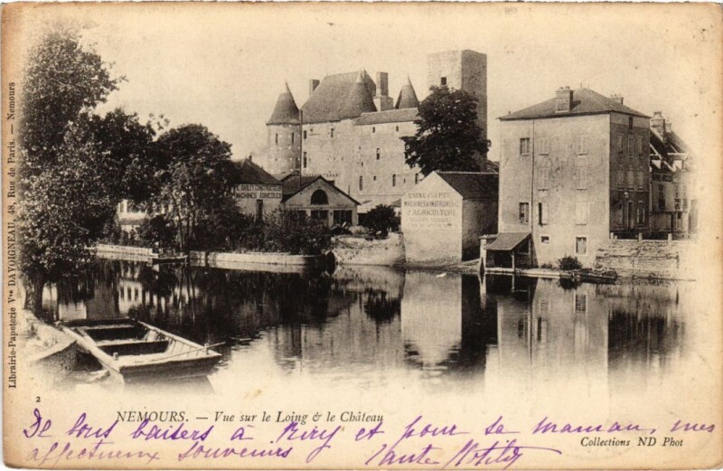 Carte postale ancienne Nemours Vue sur le Loing et le Chateau France à Nemours