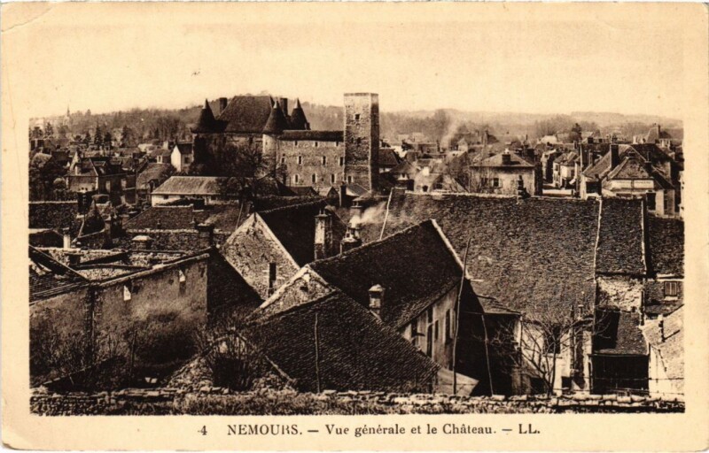 Carte postale ancienne Nemours Vue Generale et le Chateau France à Nemours