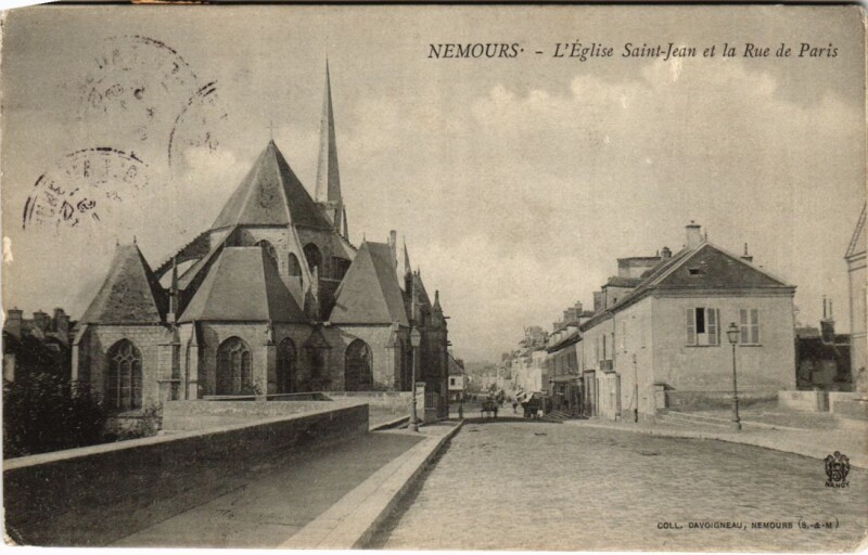 Carte postale ancienne Nemours L'Eglise Saint-Jean et la Rue de Paris France à Nemours