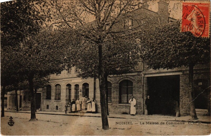 Carte postale ancienne Noisiel La Maison de Commerce France à Noisiel