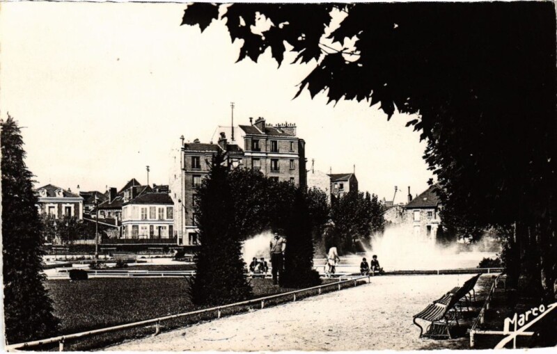 Carte postale ancienne Asnieres Square du Marechal Joffre
