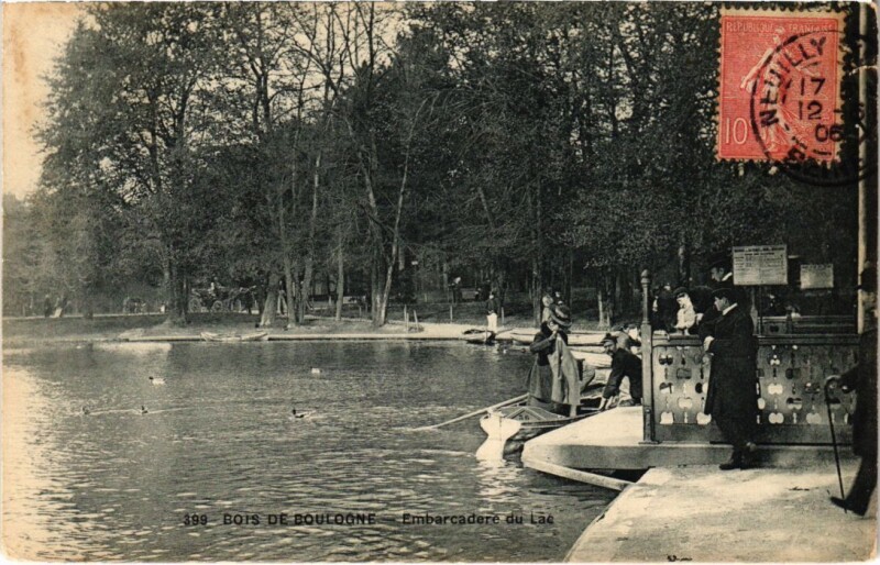 Carte postale ancienne Bois de Boulogne - Embarcadère du Lac à Paris 16e