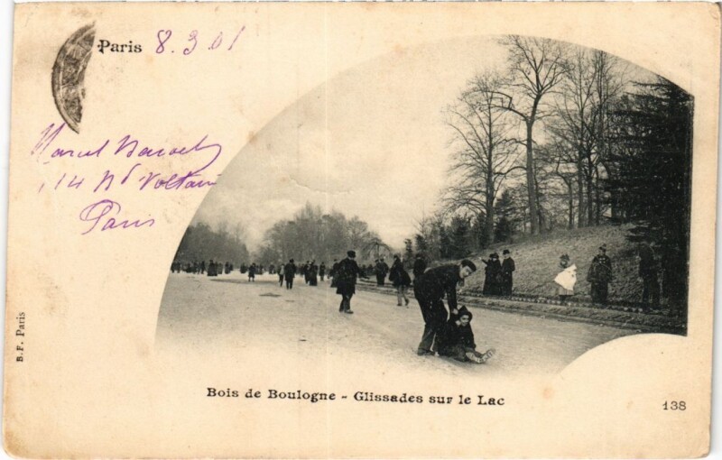 Carte postale ancienne Bois de Boulogne - Glissades sur le lac à Paris 16e