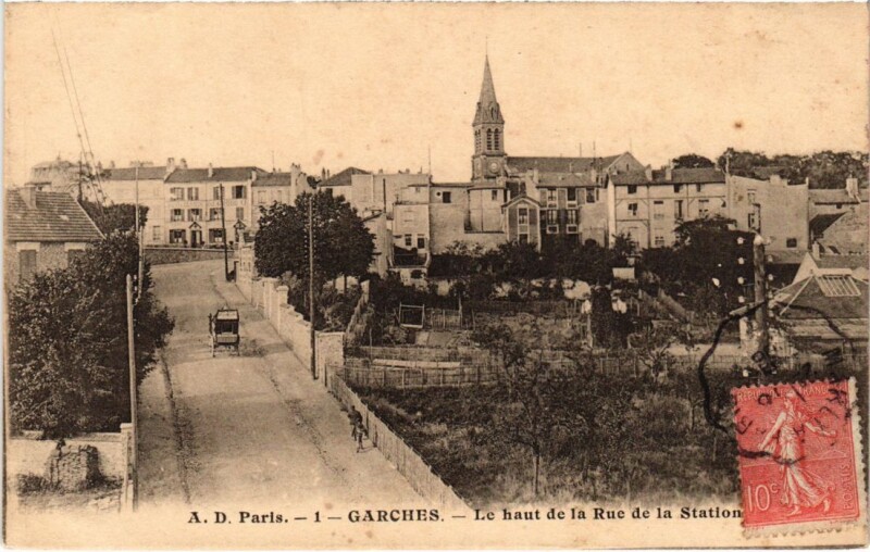 Carte postale ancienne Garches Le haut de la Rue de la Station à Garches