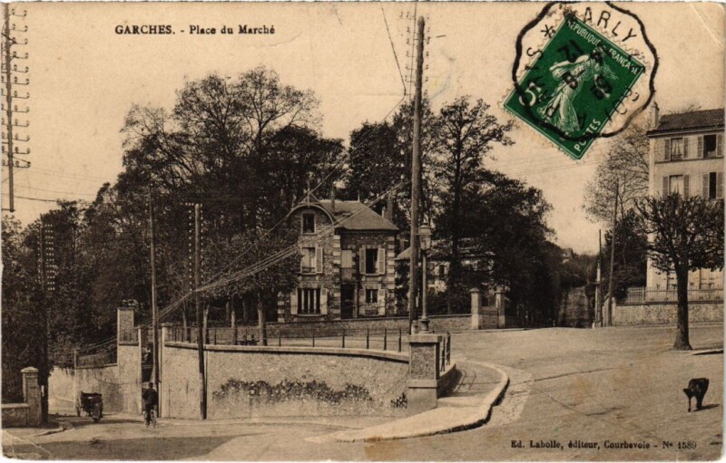 Carte postale ancienne Garches Place du Marche à Garches