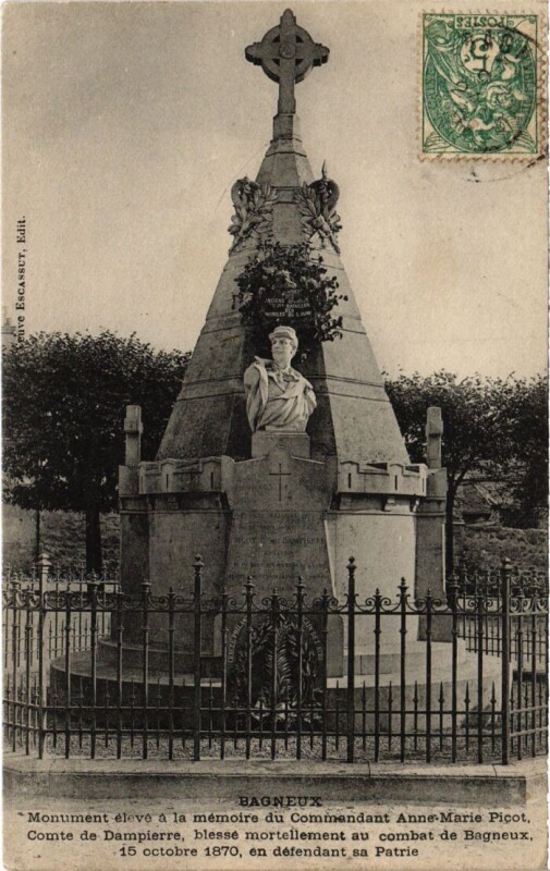 Carte postale ancienne Bagneux Monument du Commendant Anne Marie Picot à Bagneux