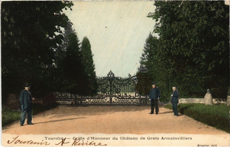 Carte postale ancienne Tournan Grille d'Honneur du Chateau France