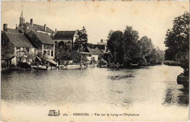 Carte postale ancienne Nemours Vue sur le Loing et l'Orphelinat France à Nemours