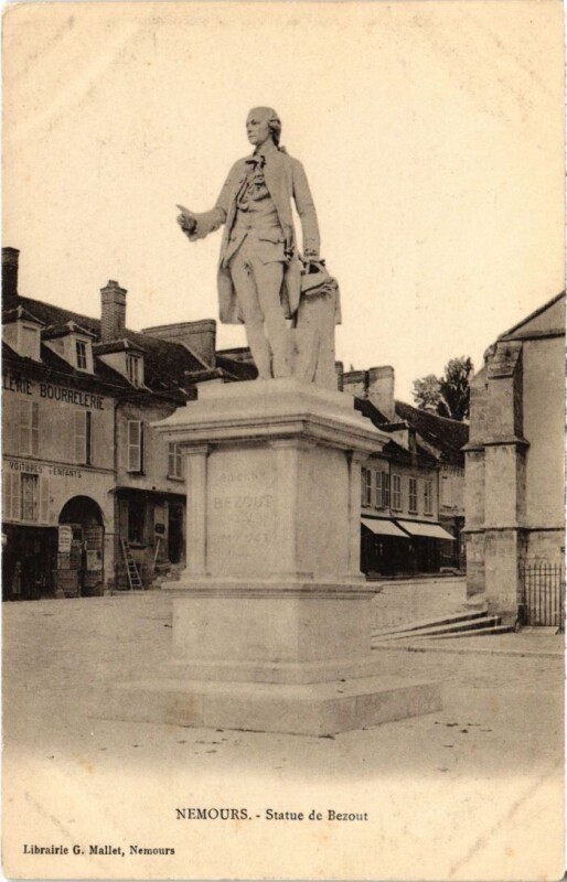 Carte postale ancienne Nemours Statue de Bezout France à Nemours