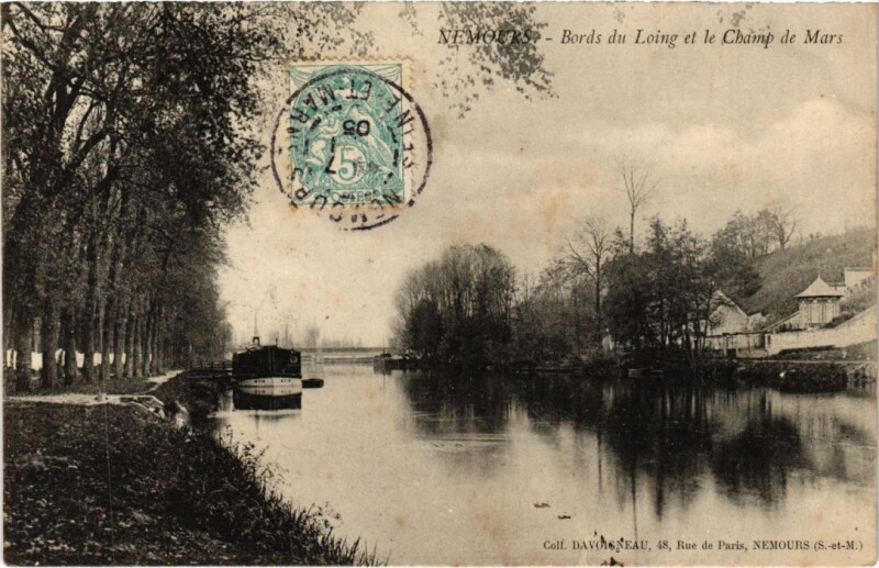 Carte postale ancienne Nemours Bords du Loing et le Champ de Mars France à Nemours