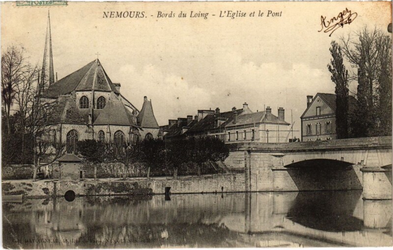 Carte postale ancienne Nemours L'Eglise et le Pont France à Nemours
