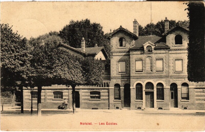 Carte postale ancienne Noisiel Les Ecoles France à Noisiel