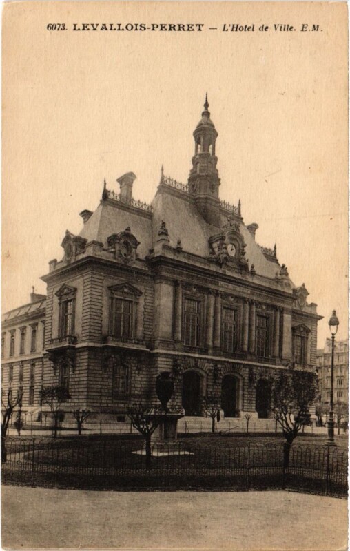 Carte postale ancienne Levallois Hotel de Ville