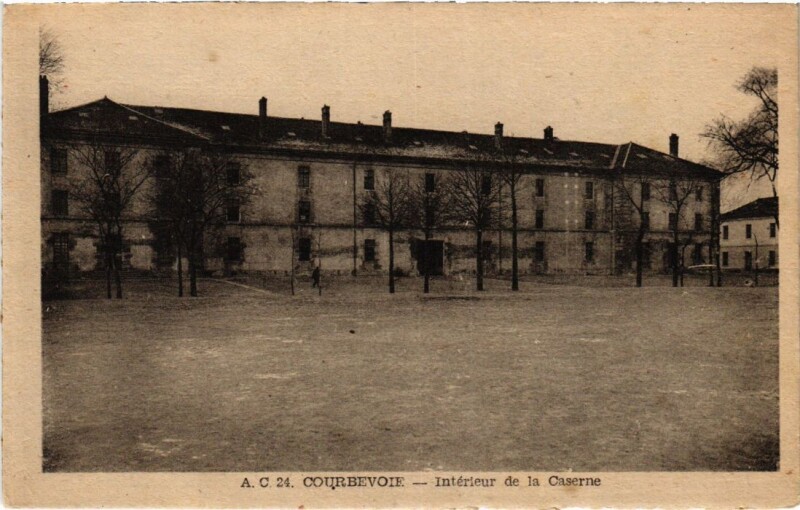 Carte postale ancienne Courbevoie Interieur de la Caserne à Courbevoie