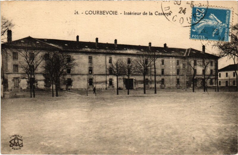 Carte postale ancienne Courbevoie Interieur de la Caserne à Courbevoie