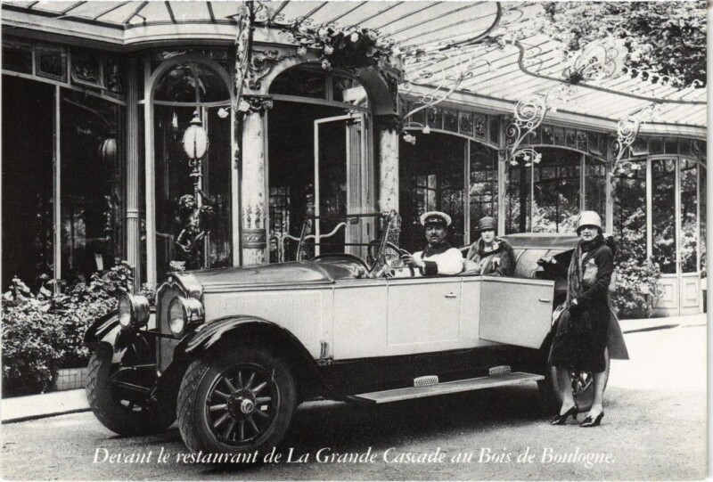 Carte postale ancienne Devant le restaurant de la Grande Cascade au Bois de Boulogne à Paris 16e