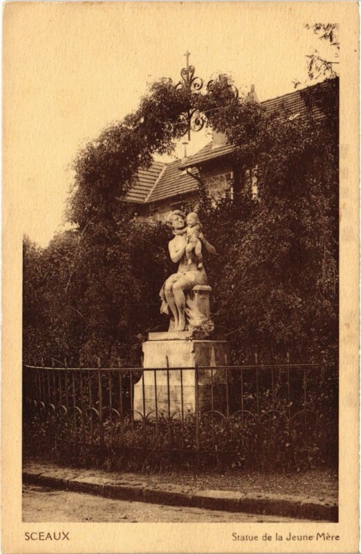 Carte postale ancienne Sceaux Statue de la Jeune Mere à Sceaux