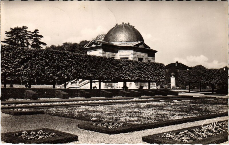 Carte postale ancienne Sceaux Pavillon de l'aurore et ses parterres à Sceaux