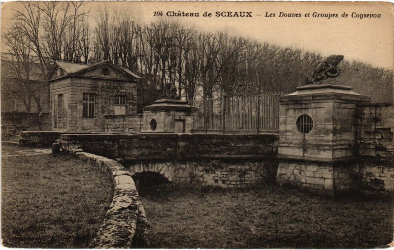Carte postale ancienne Chateau de Sceaux Les Douves et Groupes de Coysevox à Sceaux