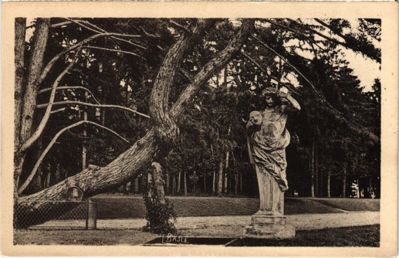 Carte postale ancienne Chateau de Sceaux Statue de l'Hiver à Sceaux