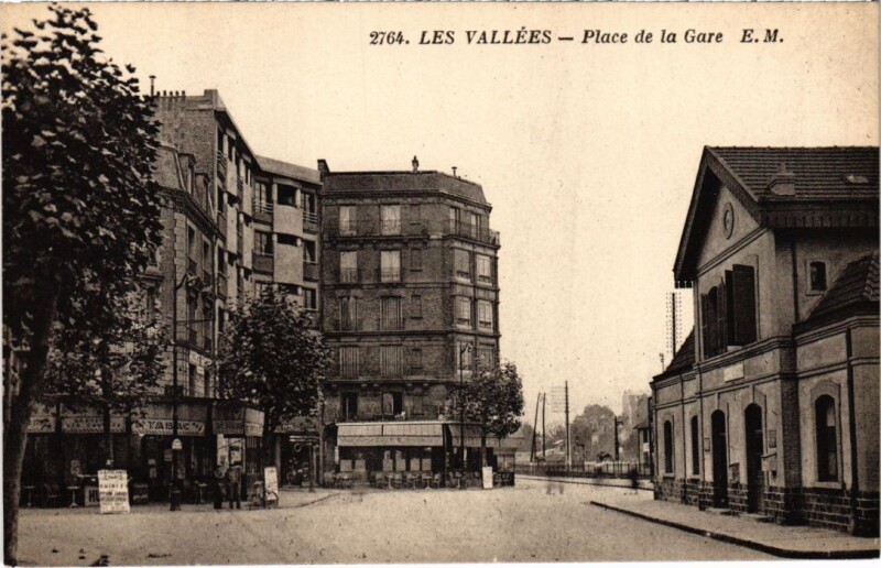 Carte postale ancienne Les Vallees Place de la Gare