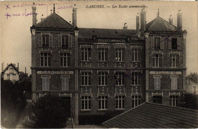 Carte postale ancienne Garches Les Ecoles communales à Garches