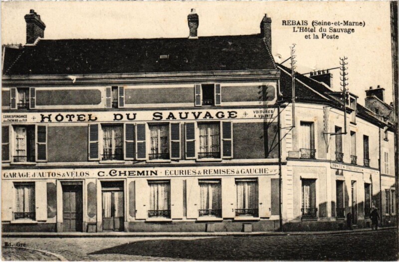 Carte postale ancienne Rebais L'Hotel du Sauvage et la Poste France à Rebais