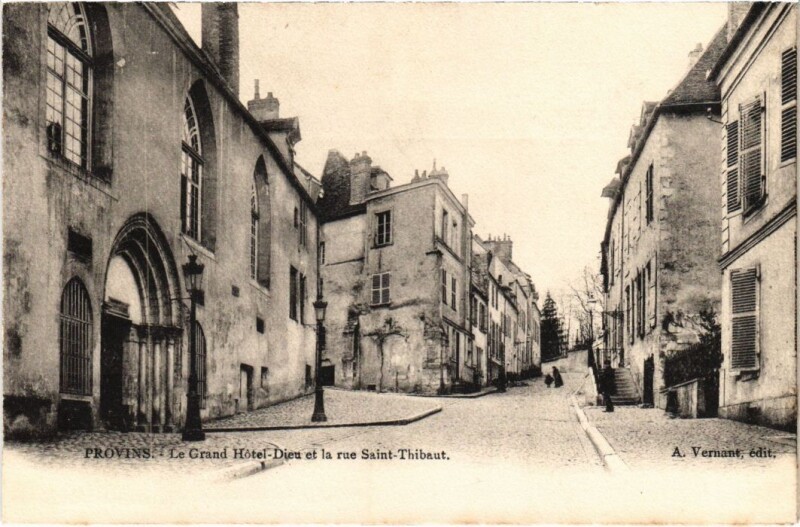 Carte postale ancienne Provins Le Grand Hotel-Dieu et la rue St.Thibaut France à Provins
