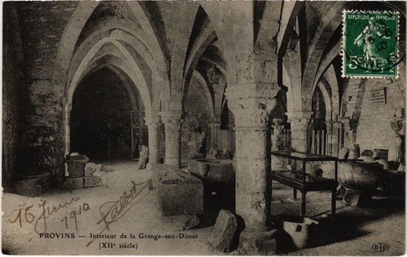 Carte postale ancienne Provins Interieur de la Grange aux Dimes France à Provins