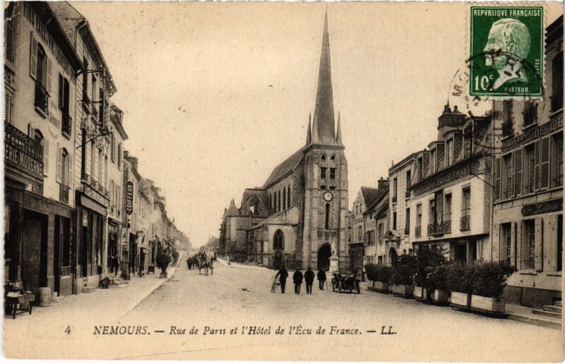 Carte postale ancienne Nemours Rue de Paris et l'Hotel de l'Ecu France à Nemours