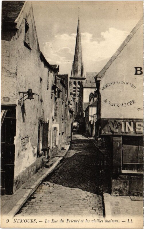 Carte postale ancienne Nemours La Rue du Prieure et les vieilles maisons France à Nemours