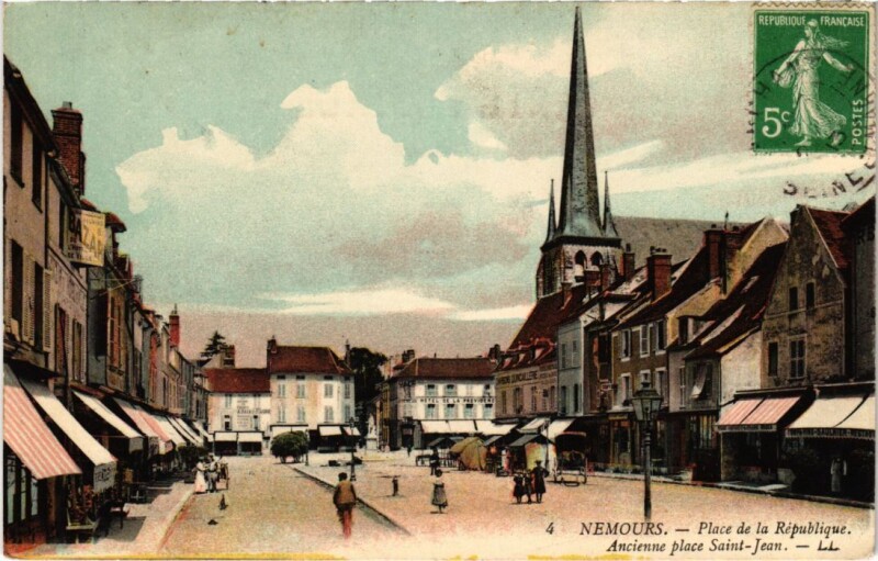 Carte postale ancienne Nemours Place de la Republique France à Nemours