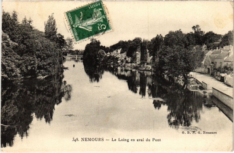 Carte postale ancienne Nemours Le Loing en aval du Pont France à Nemours