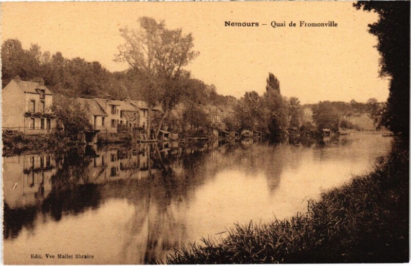 Carte postale ancienne Nemours Quai de Fromonville France à Nemours
