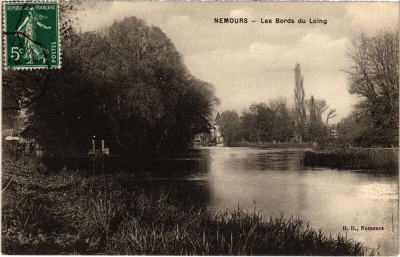 Carte postale ancienne Nemours Les Bords du Loing France à Nemours