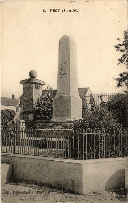 Carte postale ancienne Pecy Monument France