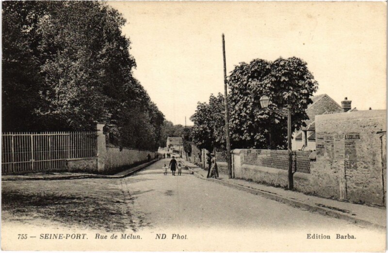 Carte postale ancienne Seine-Port Rue de Melun France à Melun