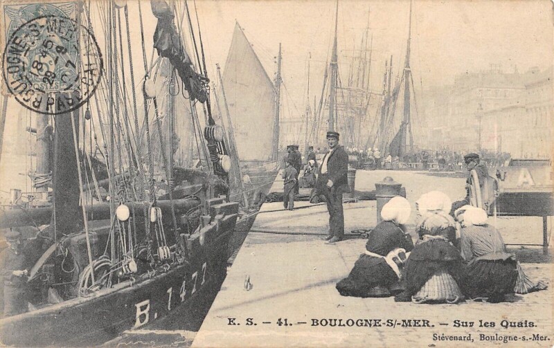 Carte postale ancienne Boulogne Sur Mer Sur Les Quais à Boulogne-sur-Mer