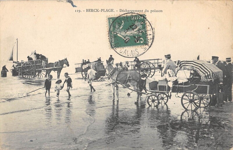 Carte postale ancienne Berck Plage Dechargement Du Poisson à Berck