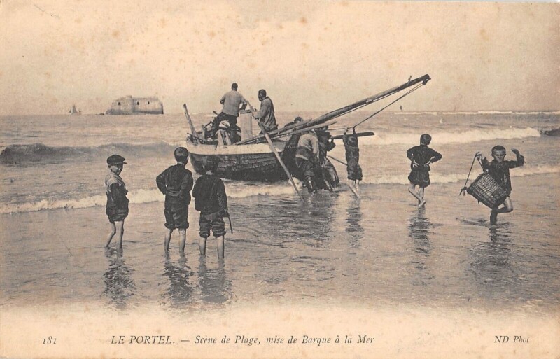 Carte postale ancienne Le Portel Scene De Plage Mise De Barque A  La Mer au Portel