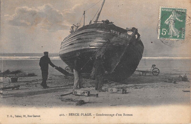 Carte postale ancienne Berck Plage Goudronnage D'Un Bateau à Berck