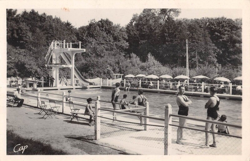 Carte postale ancienne Mamers La Piscine Des Mouettes Le Grand Bassin à Mamers