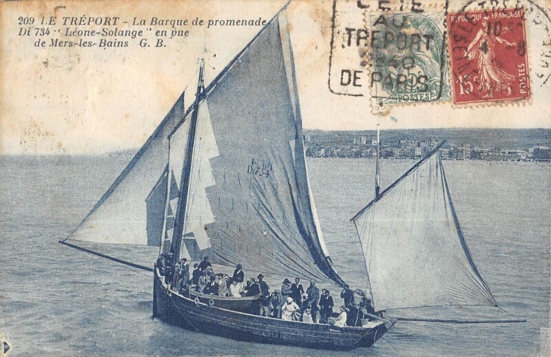 Carte postale ancienne Le Treport La Barque De Promenade Leone Solange En Vue De Mers Les Bains