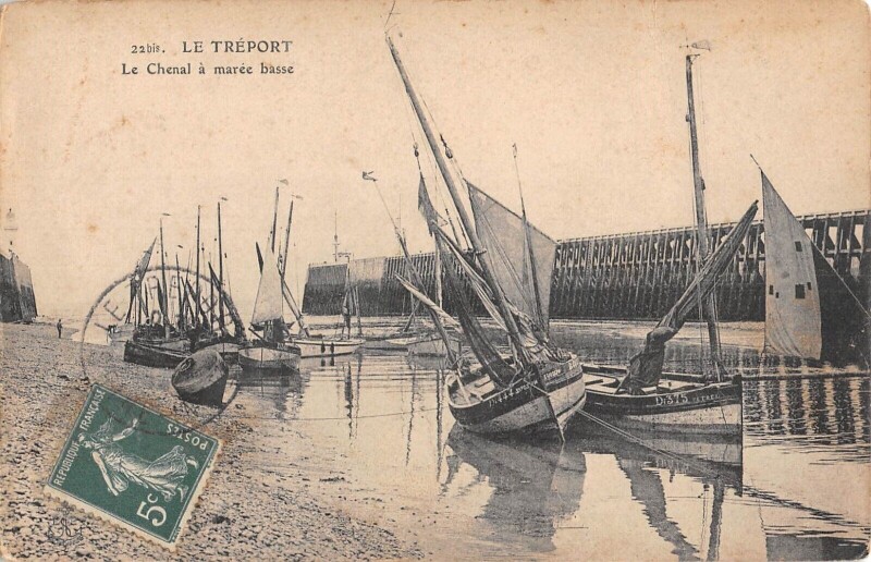 Carte postale ancienne Le Treport Chenal A Maree Basse