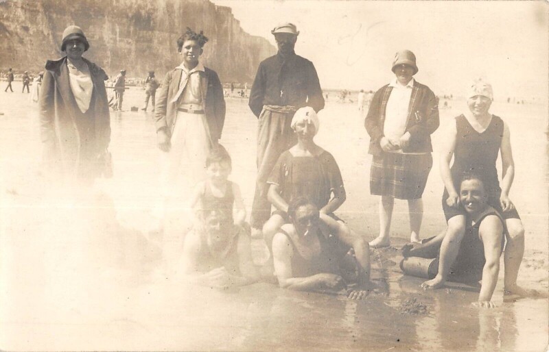Carte postale ancienne Etretat Ou Seine Maritime Carte Photo Bord De Mer Baigneurs