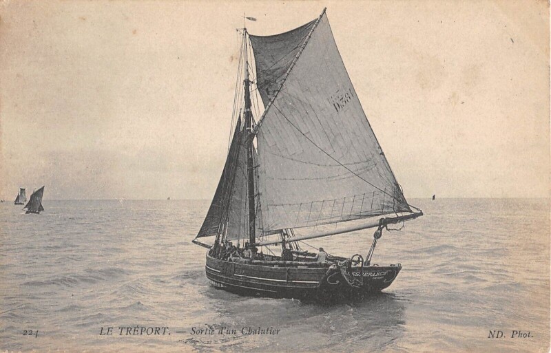 Carte postale ancienne Le Treport Sortie D'Un Chalutier