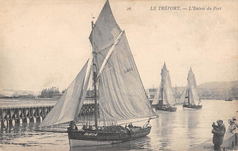 Carte postale ancienne Le Treport Entree Du Port