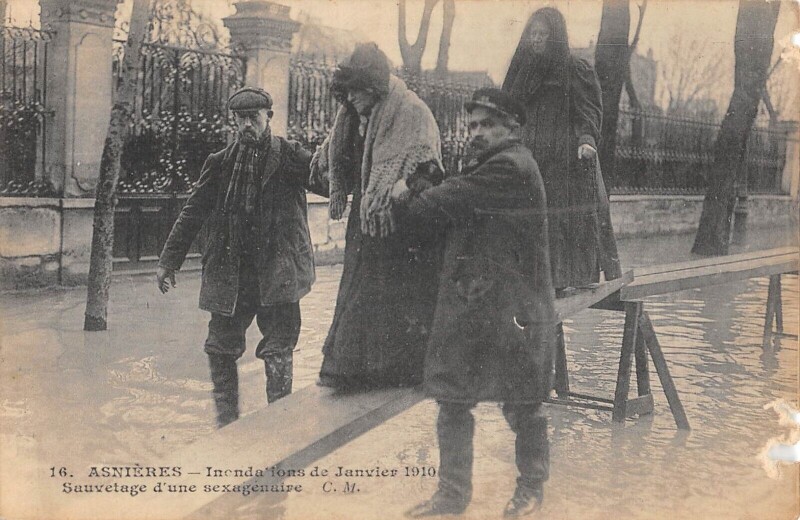 Carte postale ancienne Asnieres Inondations Sauvetage D'Une Sexagenaire